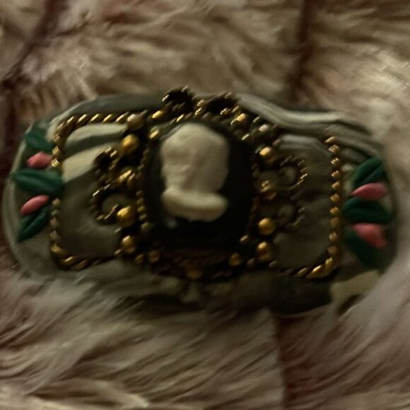 New Cameo brooch - Picture 1 of 2